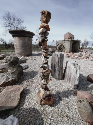 Gartendekoration Feuersteinsäule
