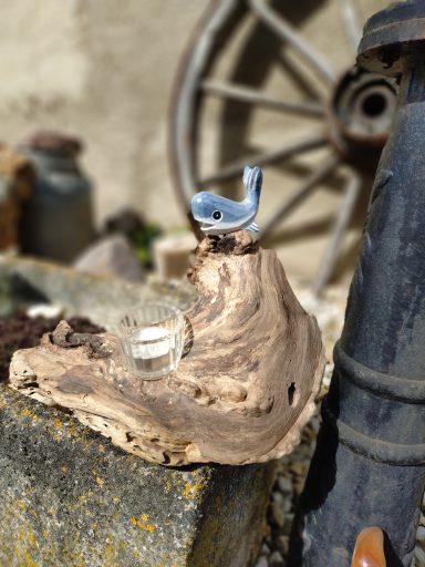 Tischdekoration Treibholz mit Teelicht und kleinem Fisch
