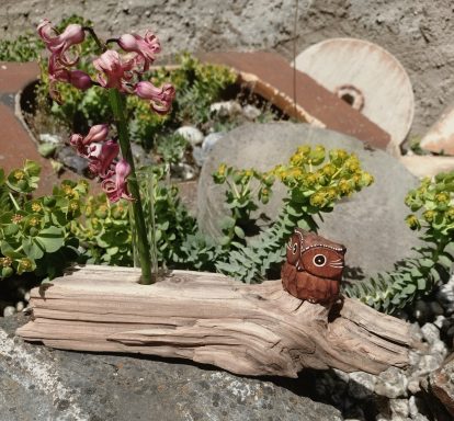 Treibholz mit kleiner Vase und einer Eule Treibholz mit kleiner Vase und einer Eule
