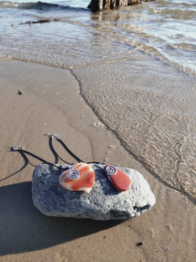 Halsketten mit großen Anhängern