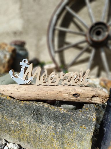 Tischdekoration Treibholz mit Schriftzug "Meerzeit"