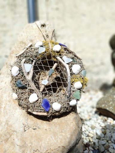 beleuchteter Türkranz Türkranz mit indirektem Licht aus Styropor mit Muscheln, Fischernetz und Seeglas