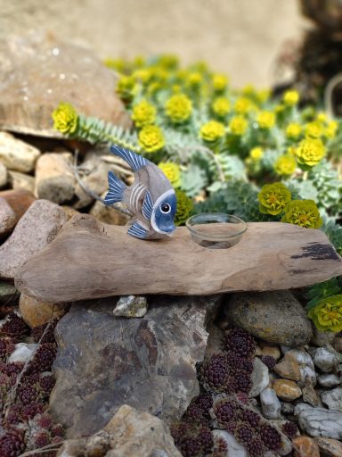 Tischdekoration Treibholz mit Teelicht und kleinem Fisch